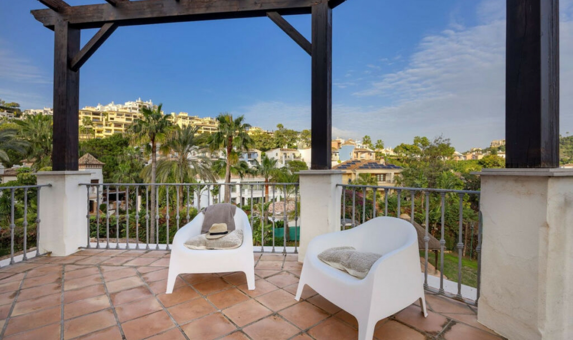 Resale - House -
Los Arqueros