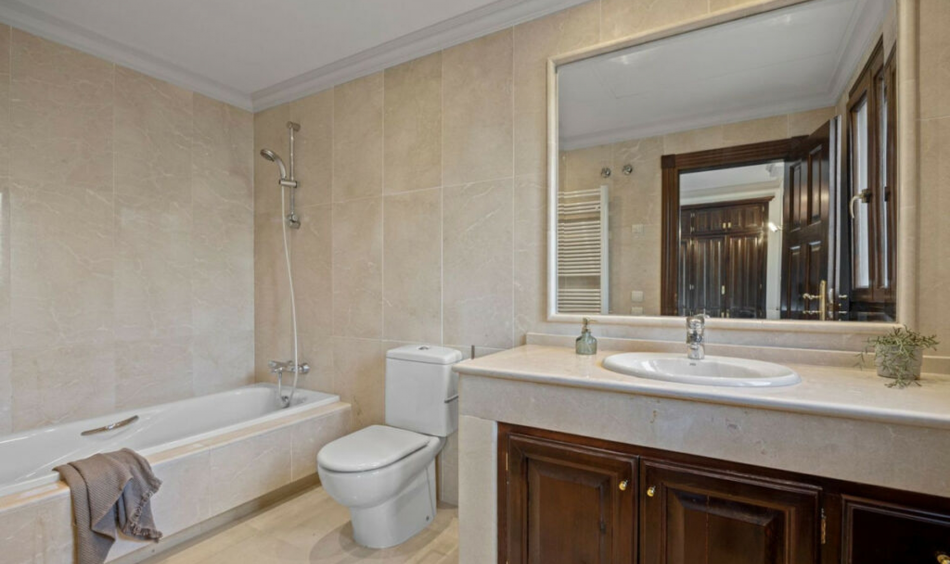 Resale - House -
Los Arqueros
