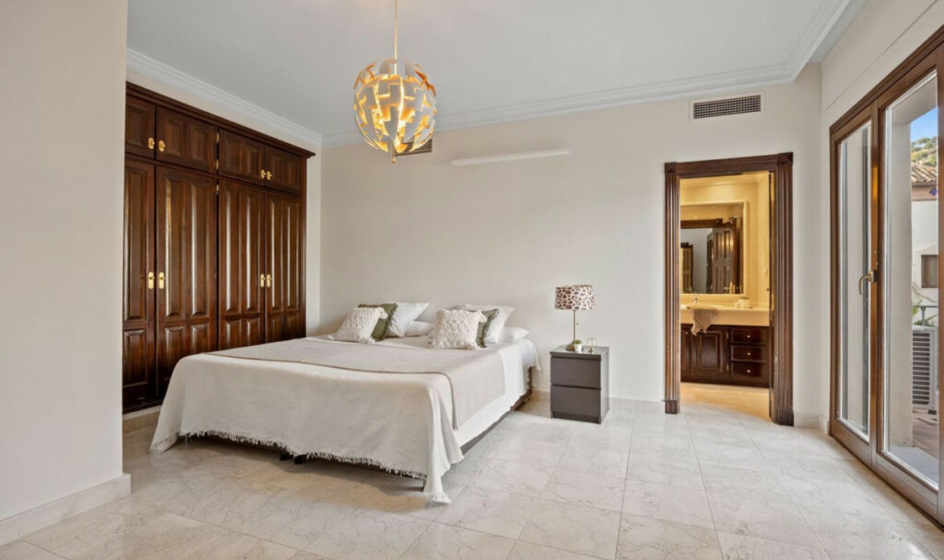 Resale - House -
Los Arqueros