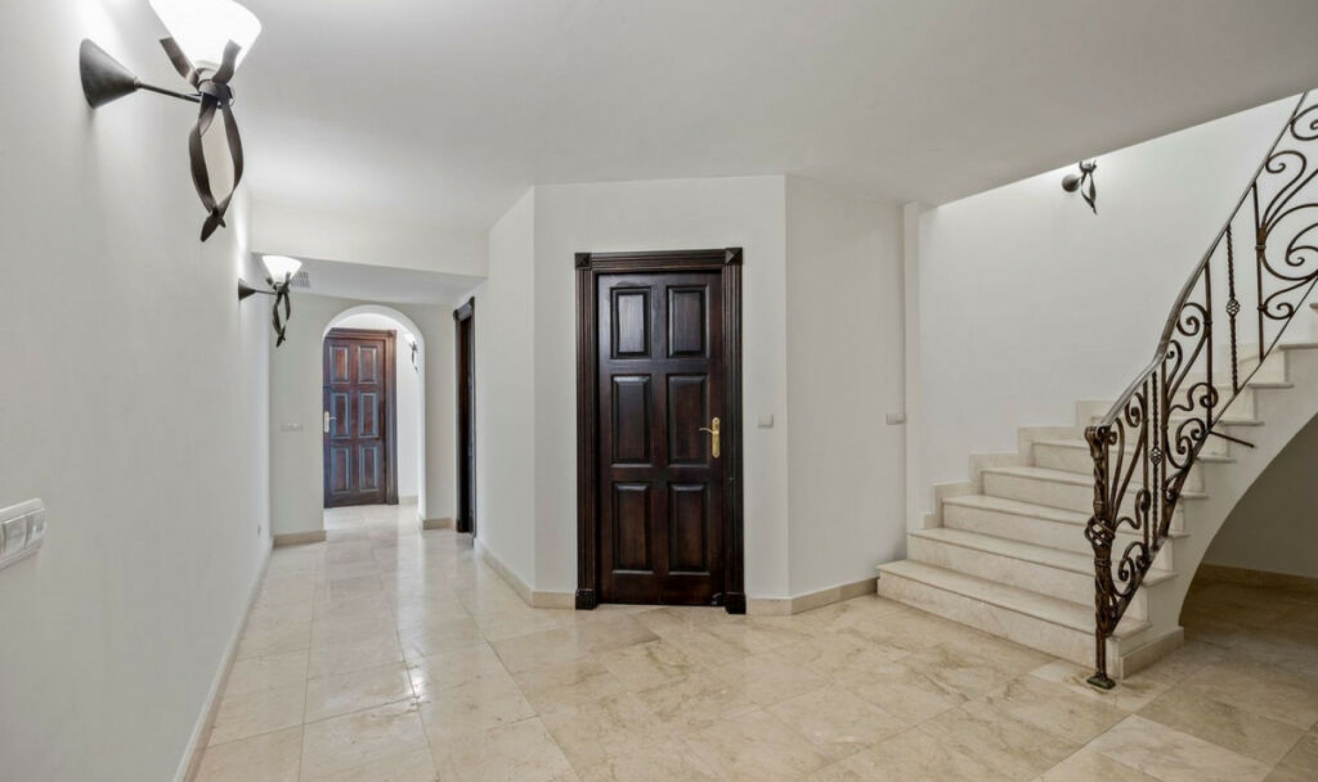 Resale - House -
Los Arqueros