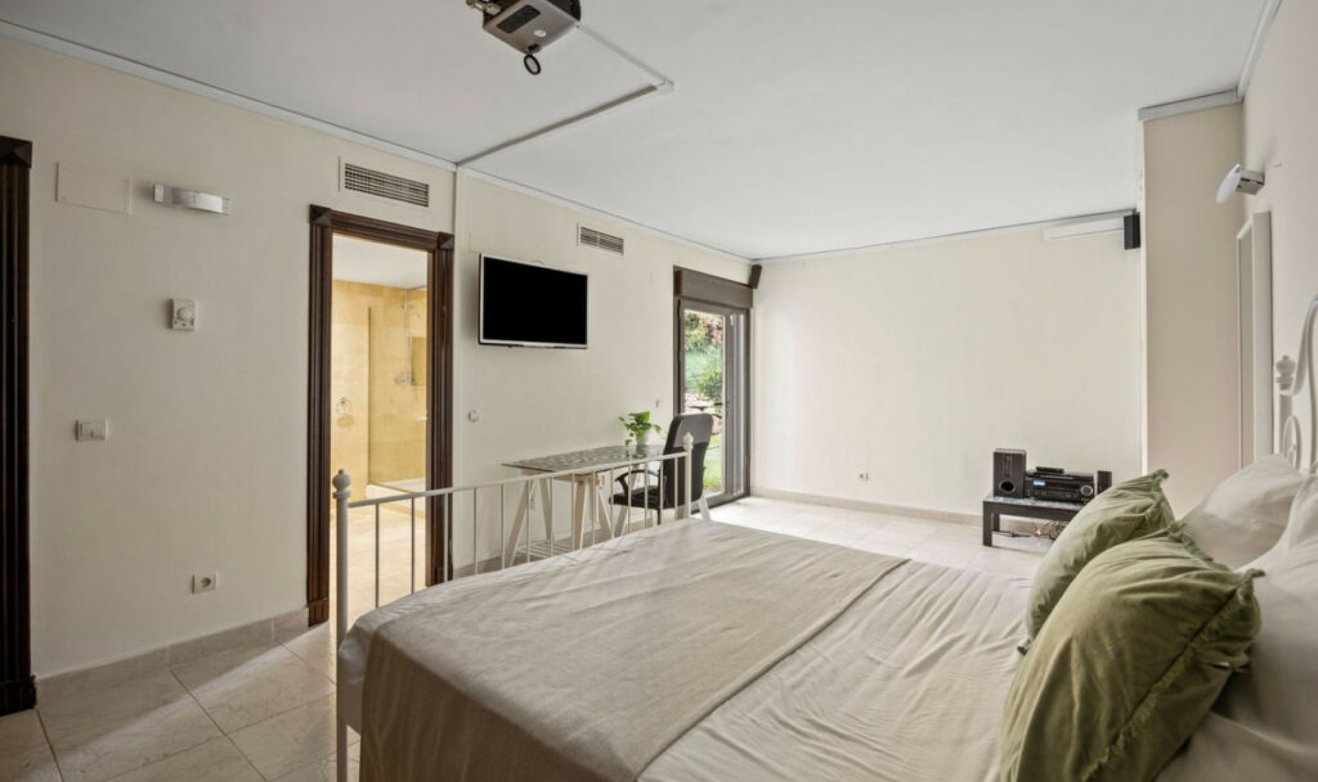 Resale - House -
Los Arqueros