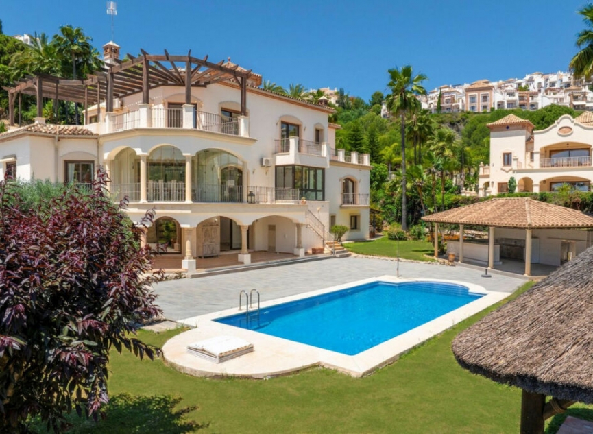 Resale - House -
Los Arqueros