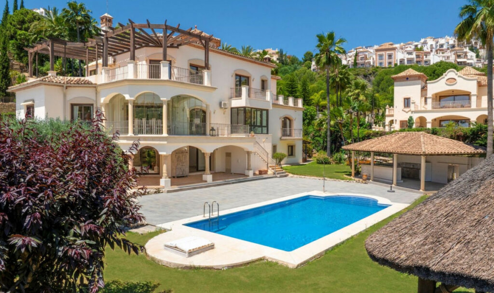 Resale - House -
Los Arqueros