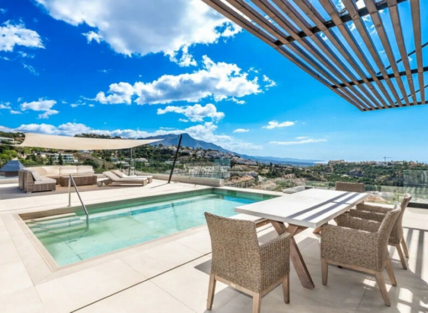 Resale - House -
Los Arqueros