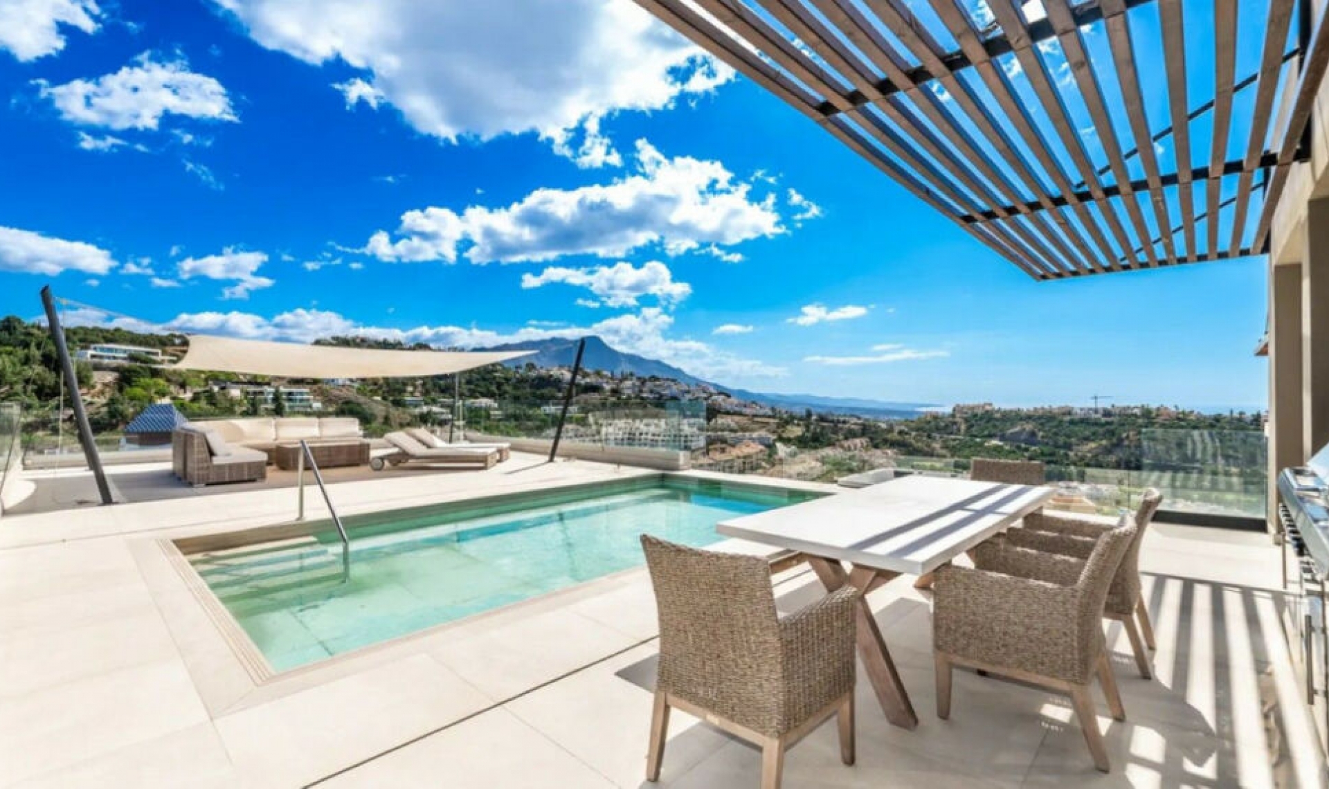 Resale - House -
Los Arqueros