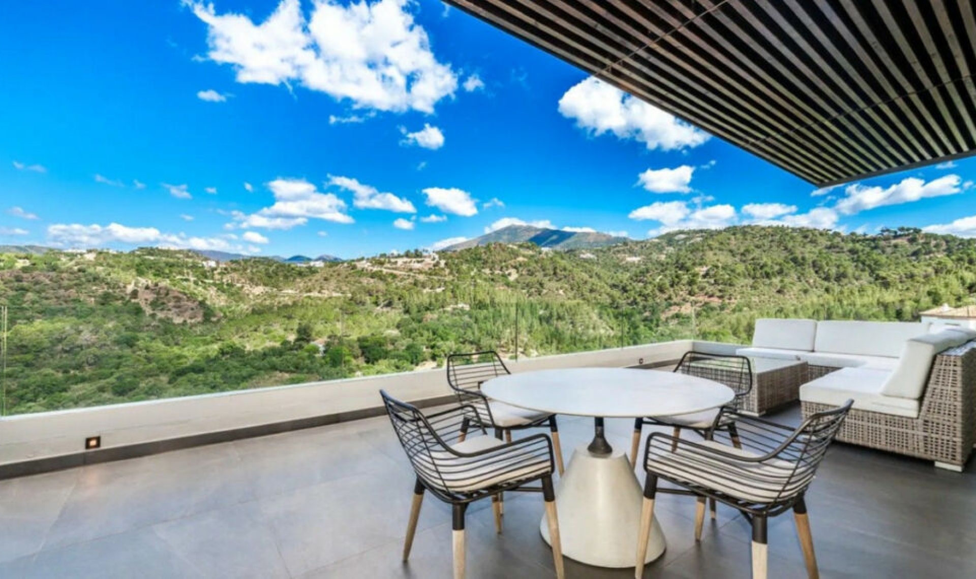 Resale - House -
Los Arqueros