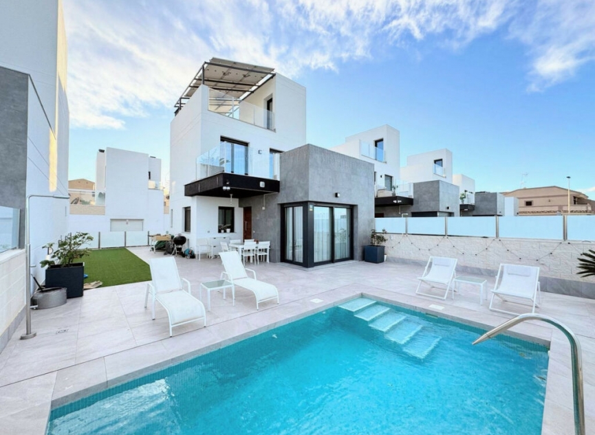 Resale - House -
Los Balcones