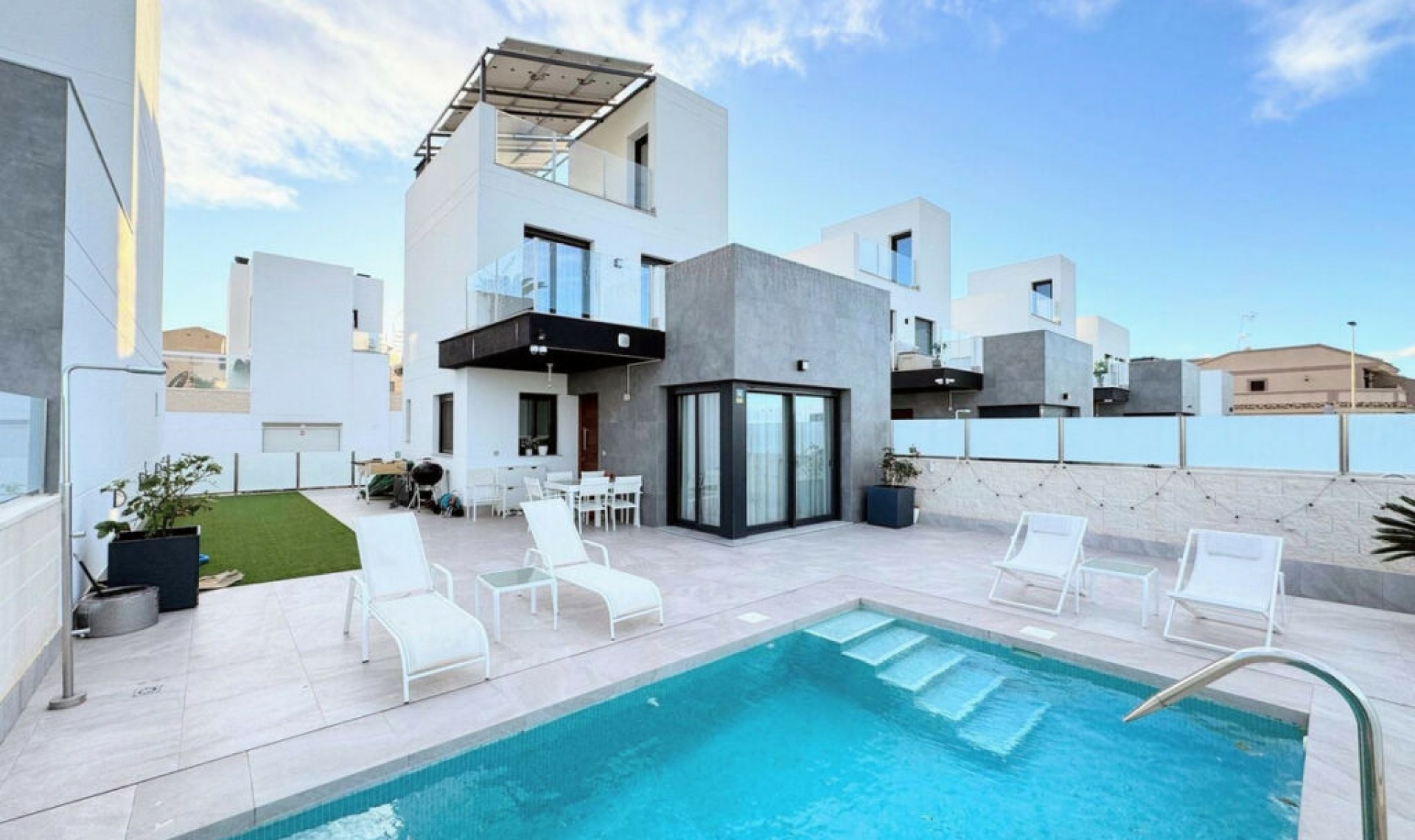 Resale - House -
Los Balcones