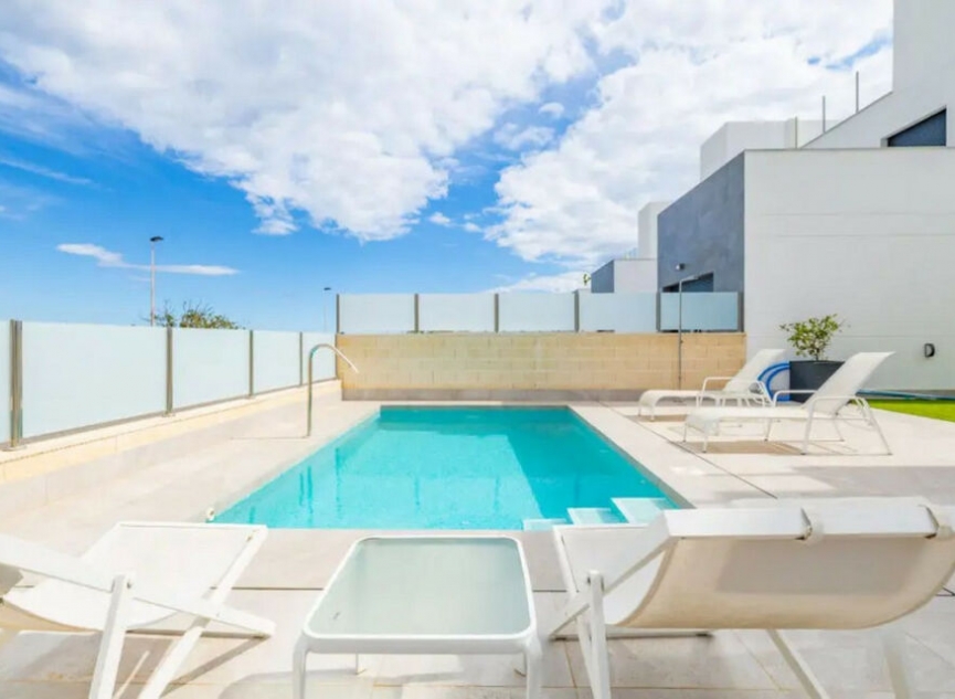 Resale - House -
Los Balcones