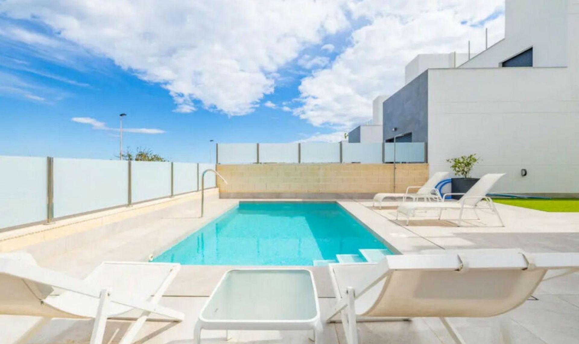 Resale - House -
Los Balcones