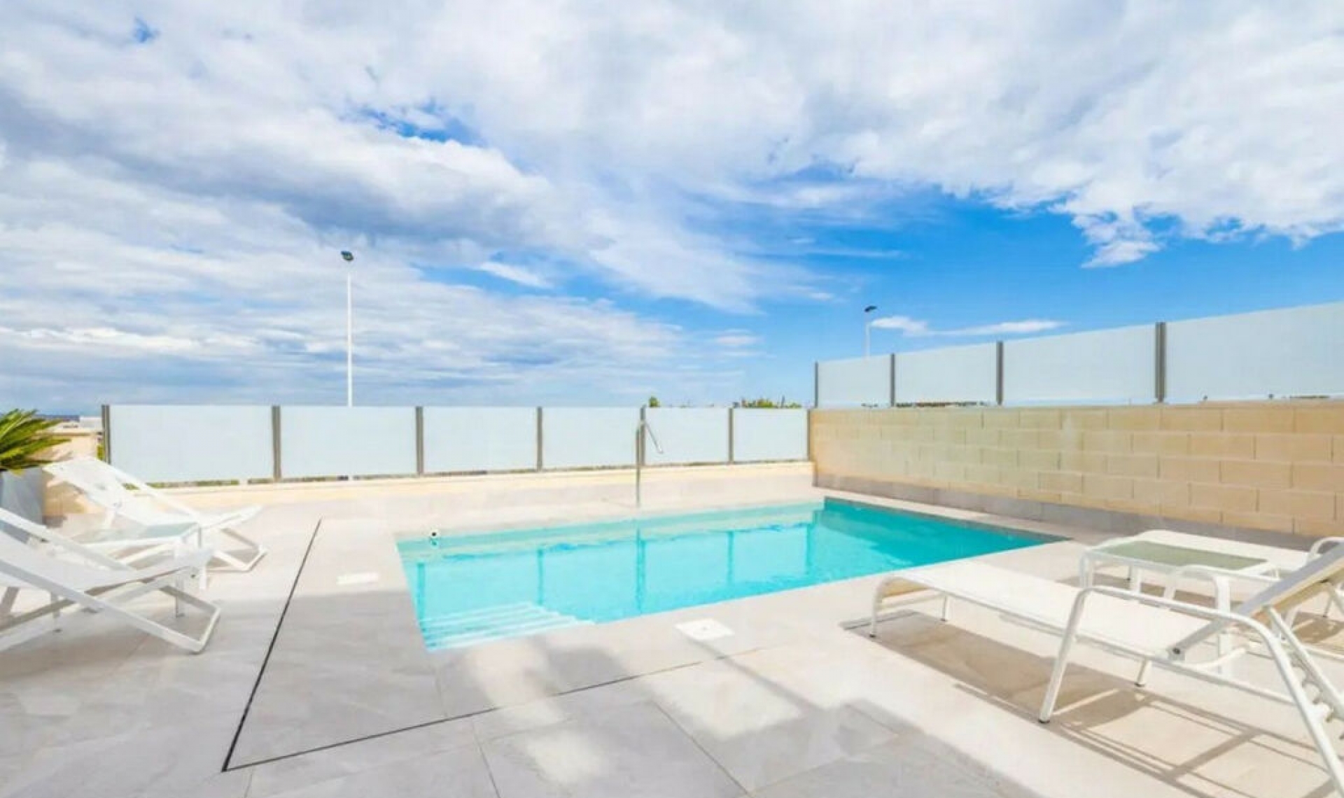 Resale - House -
Los Balcones