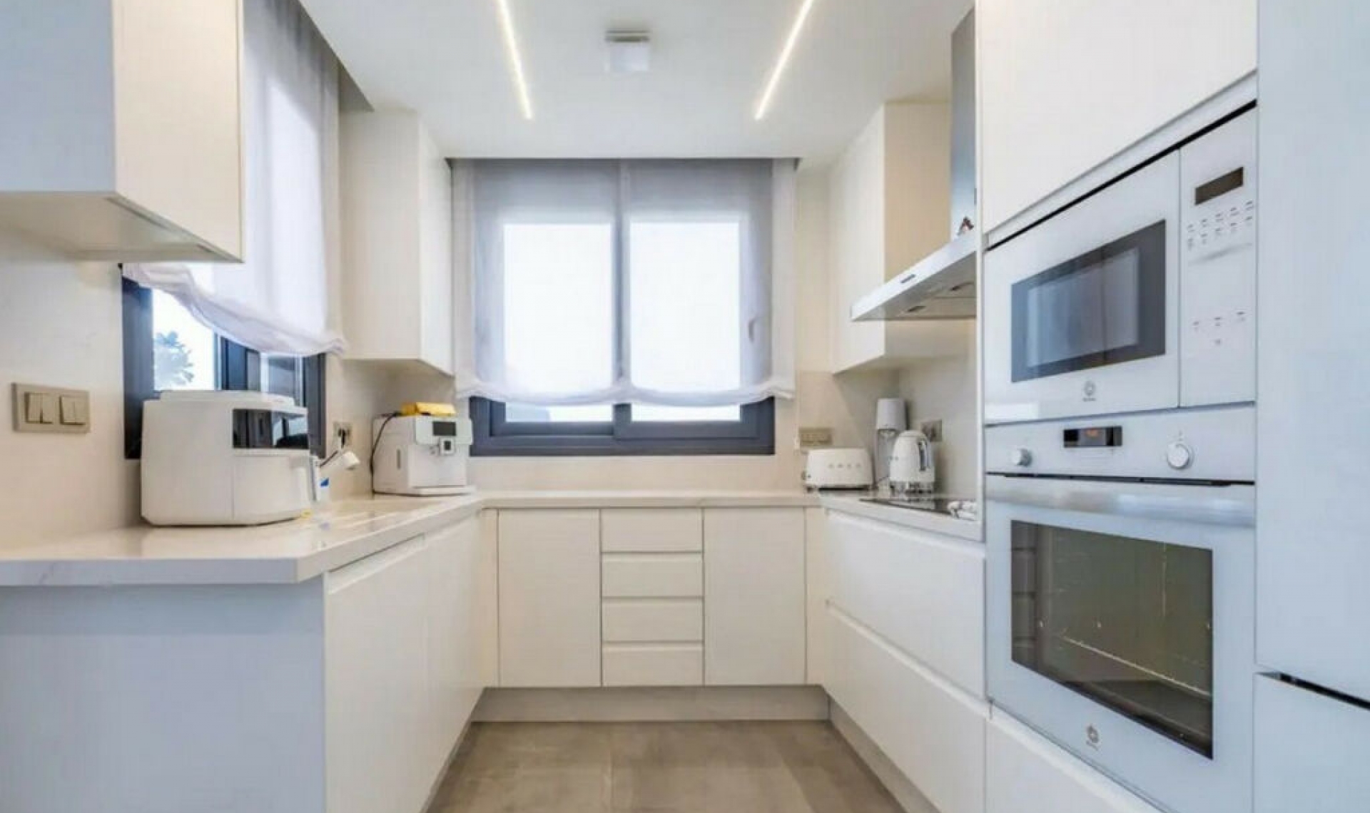 Resale - House -
Los Balcones