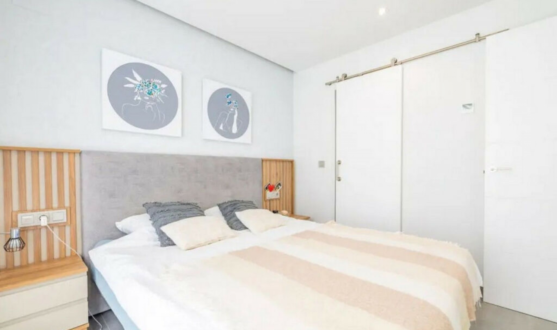 Resale - House -
Los Balcones