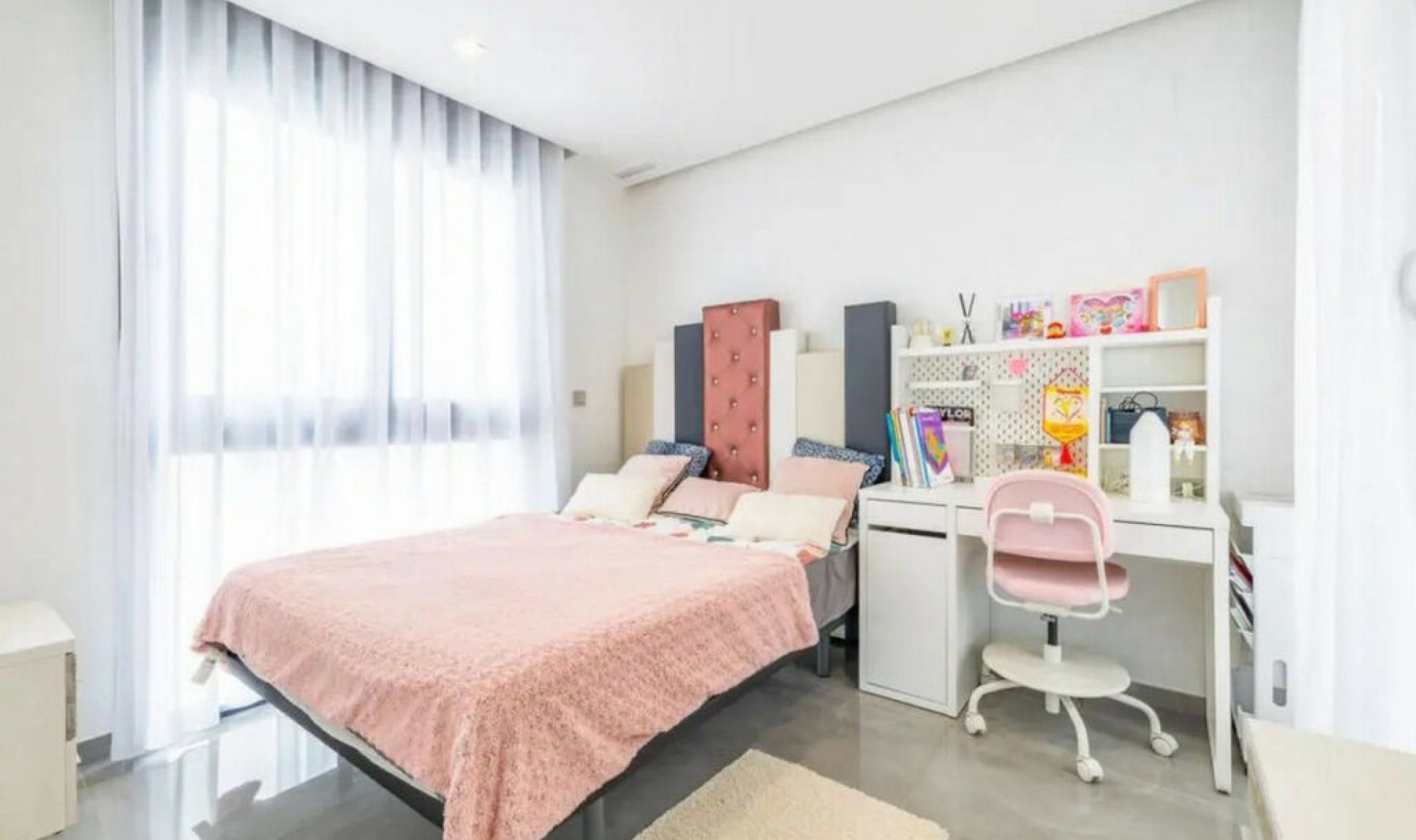 Resale - House -
Los Balcones