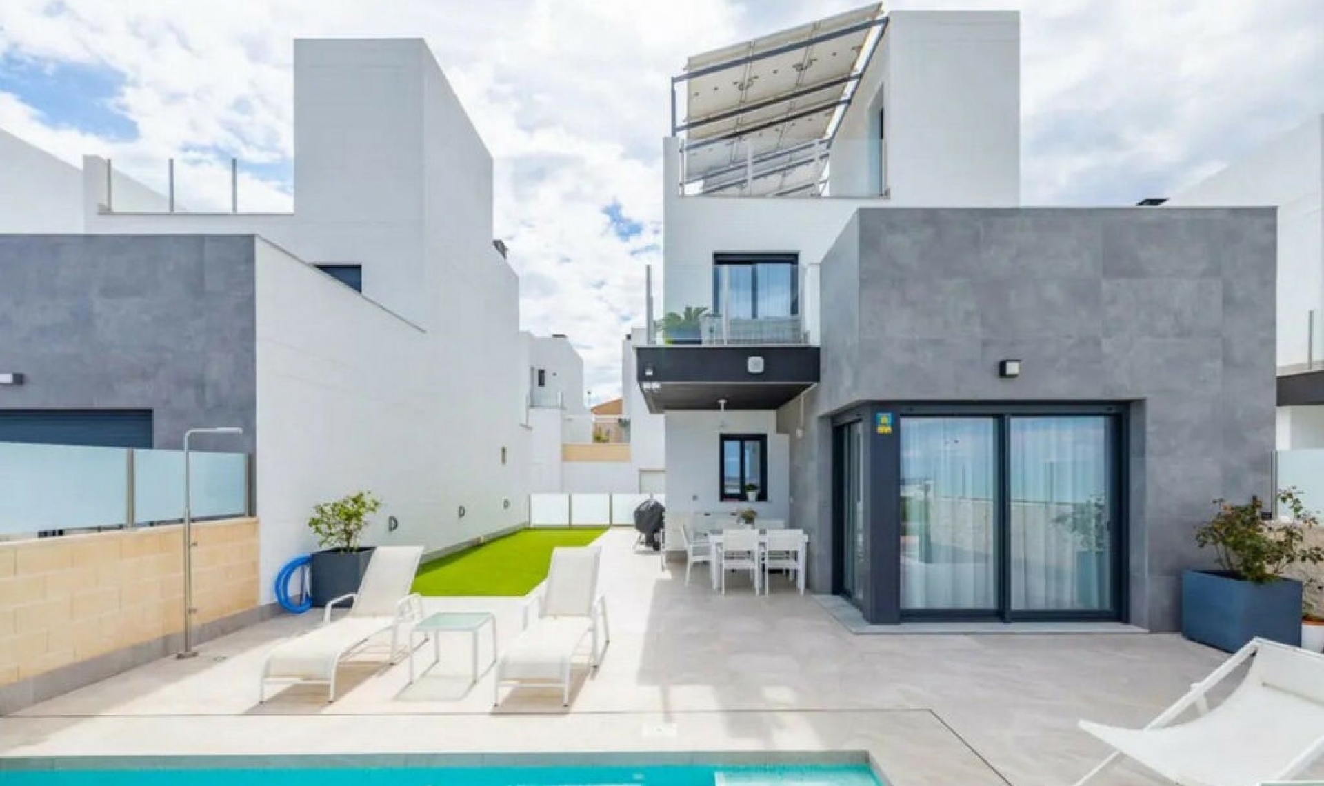 Resale - House -
Los Balcones