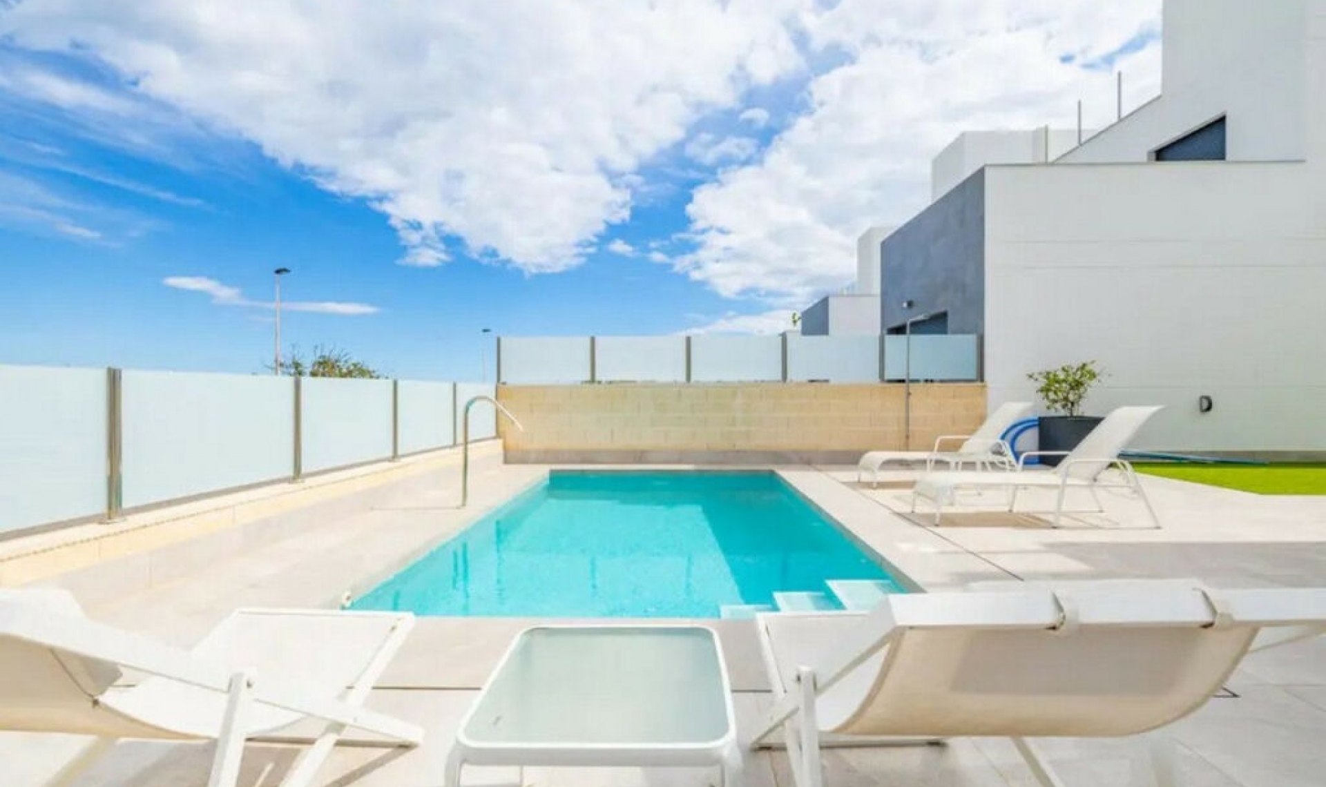 Resale - House -
Los Balcones