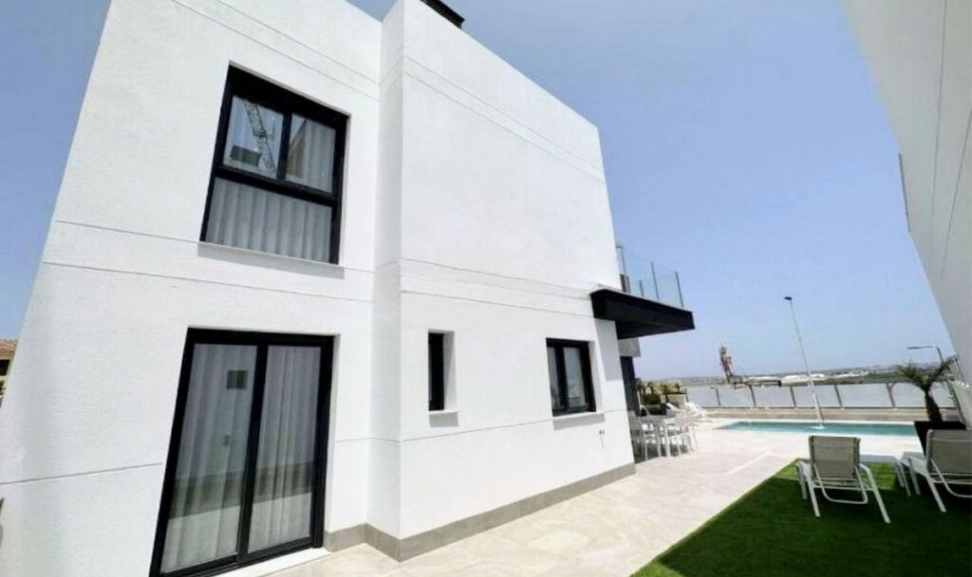 Resale - House -
Los Balcones