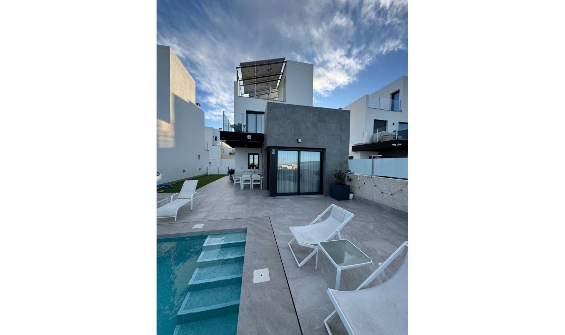 Resale - House -
Los Balcones