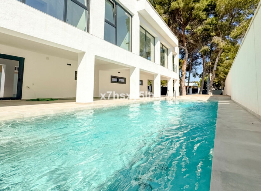 Resale - House -
Los Balcones