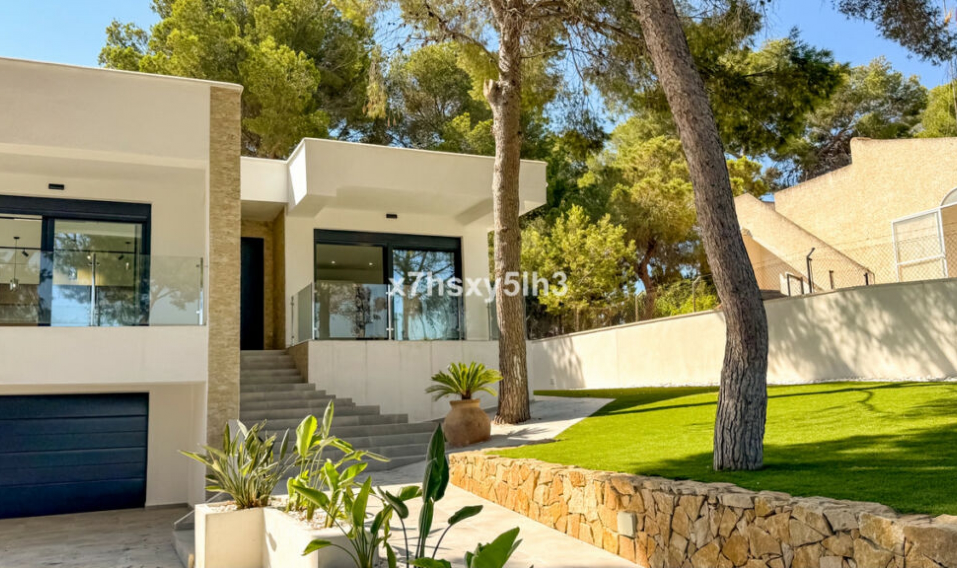 Resale - House -
Los Balcones