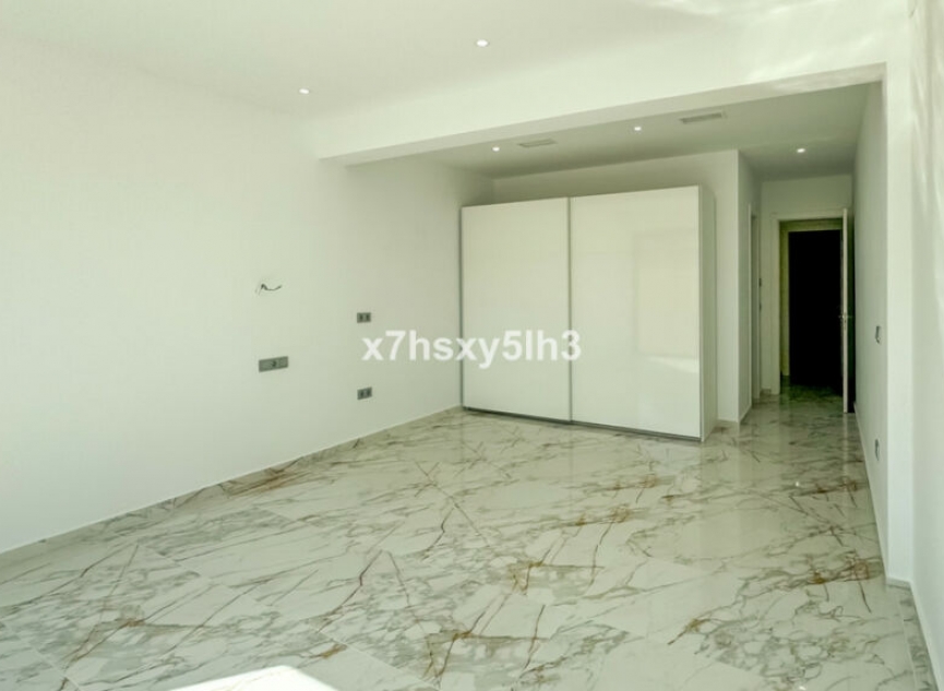 Resale - House -
Los Balcones