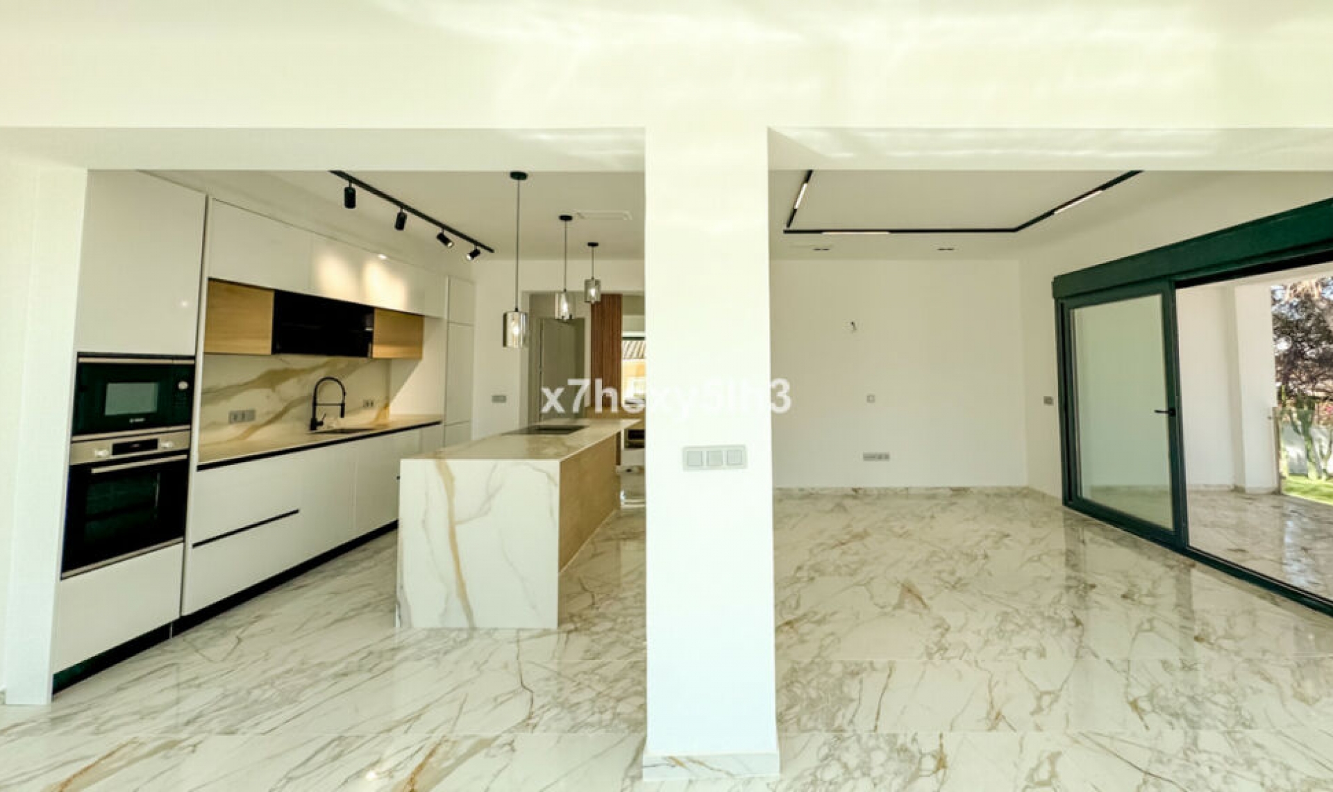 Resale - House -
Los Balcones