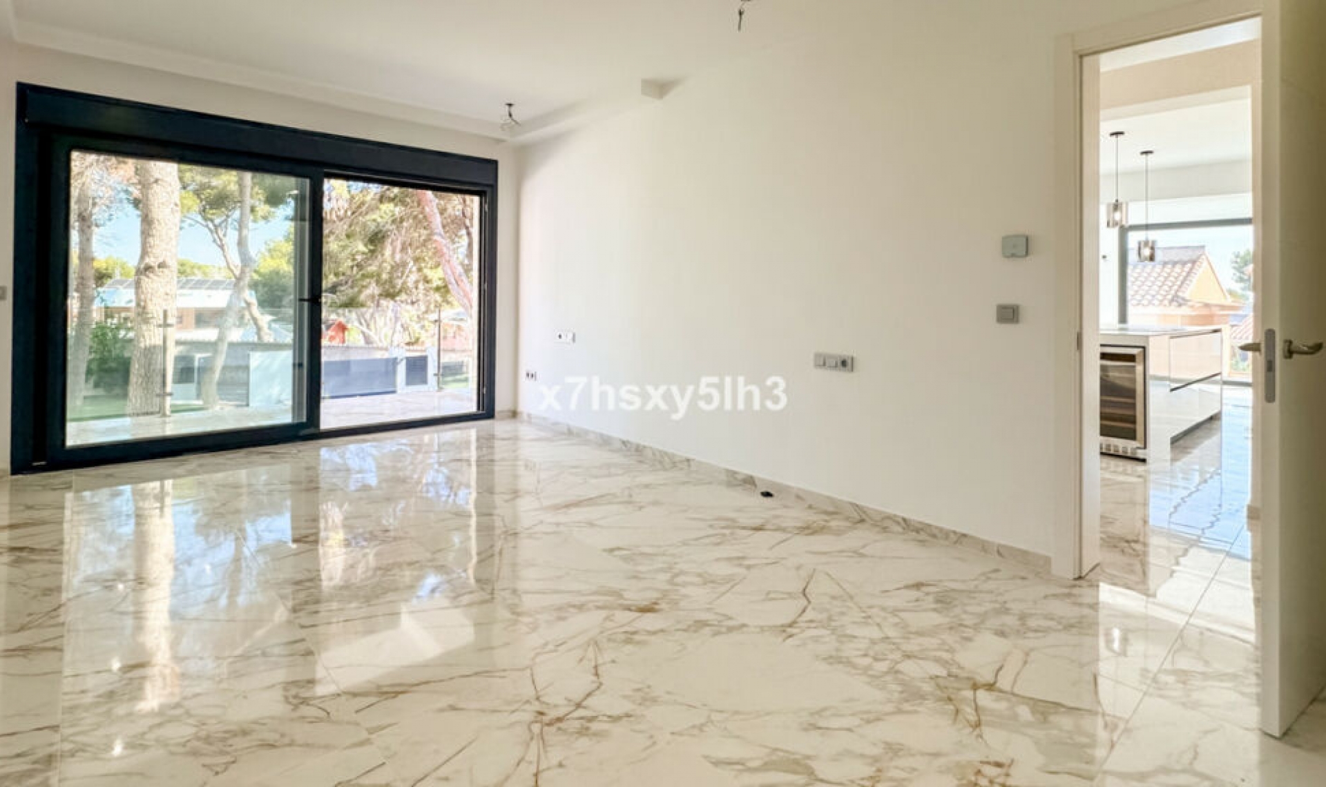 Resale - House -
Los Balcones