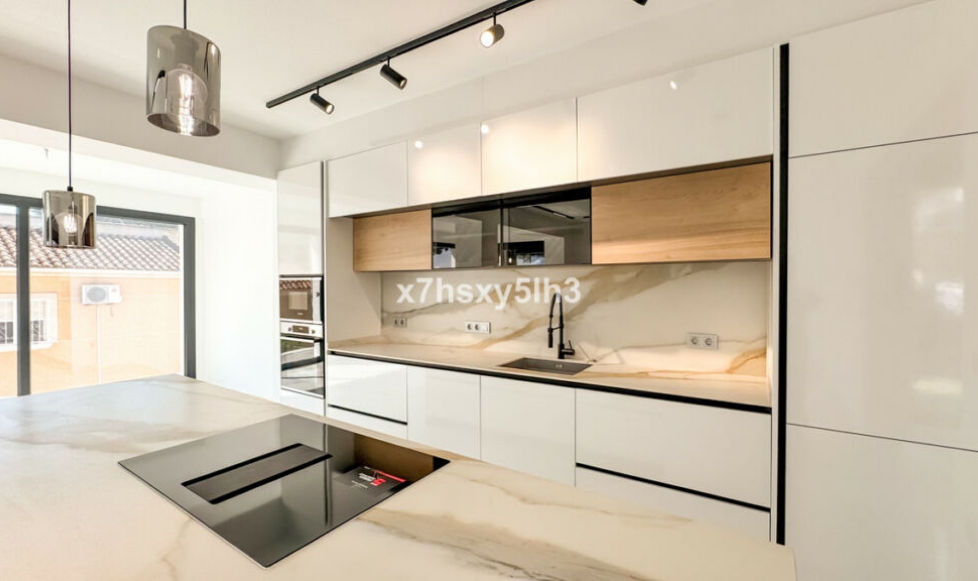 Resale - House -
Los Balcones