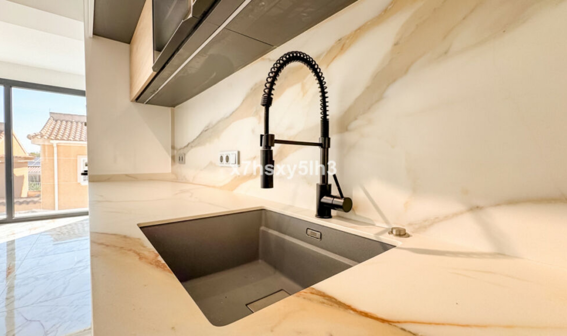 Resale - House -
Los Balcones