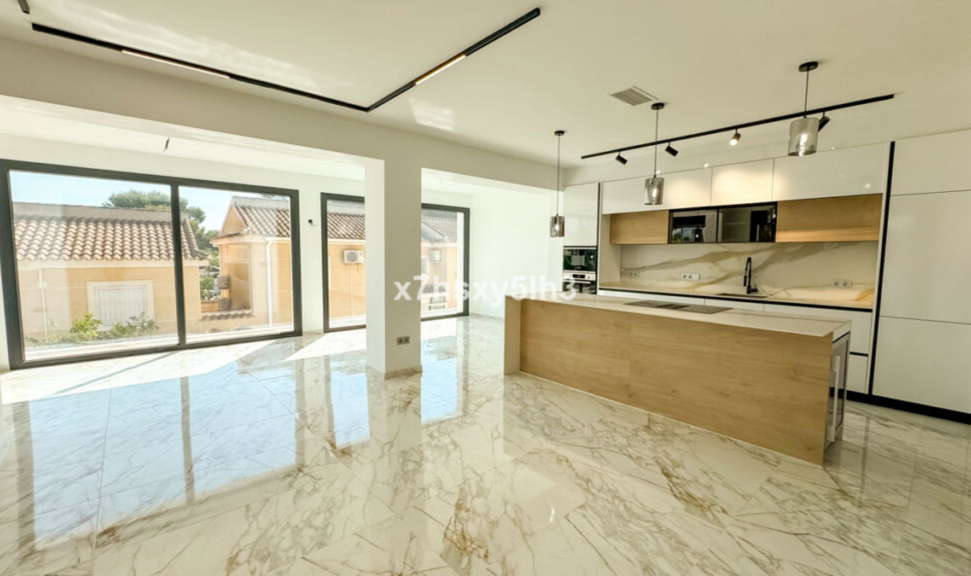 Resale - House -
Los Balcones