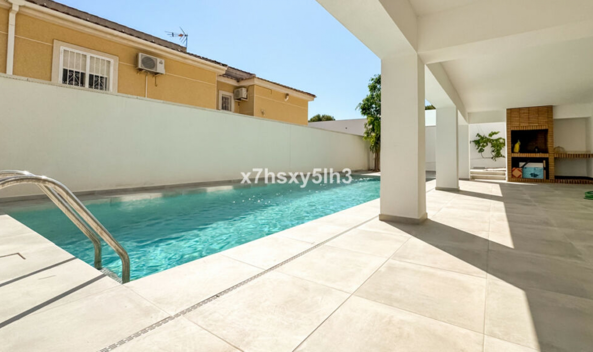 Resale - House -
Los Balcones