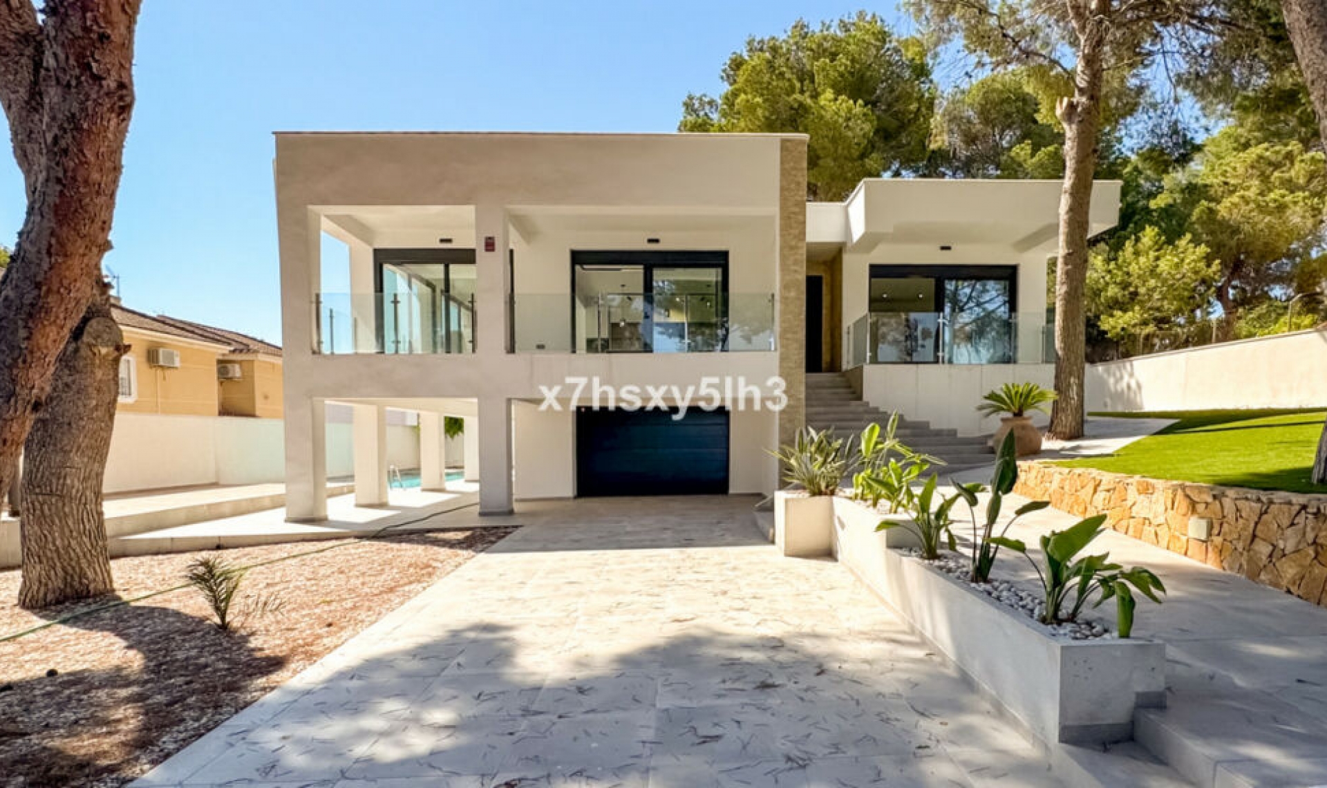 Resale - House -
Los Balcones