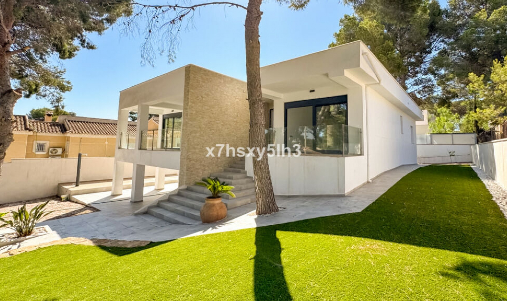 Resale - House -
Los Balcones