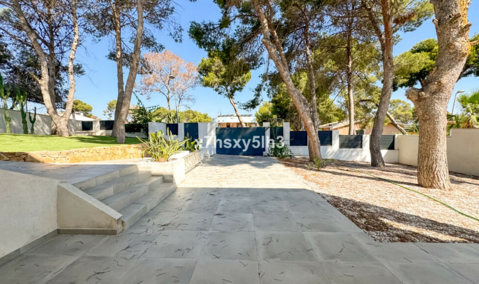 Resale - House -
Los Balcones