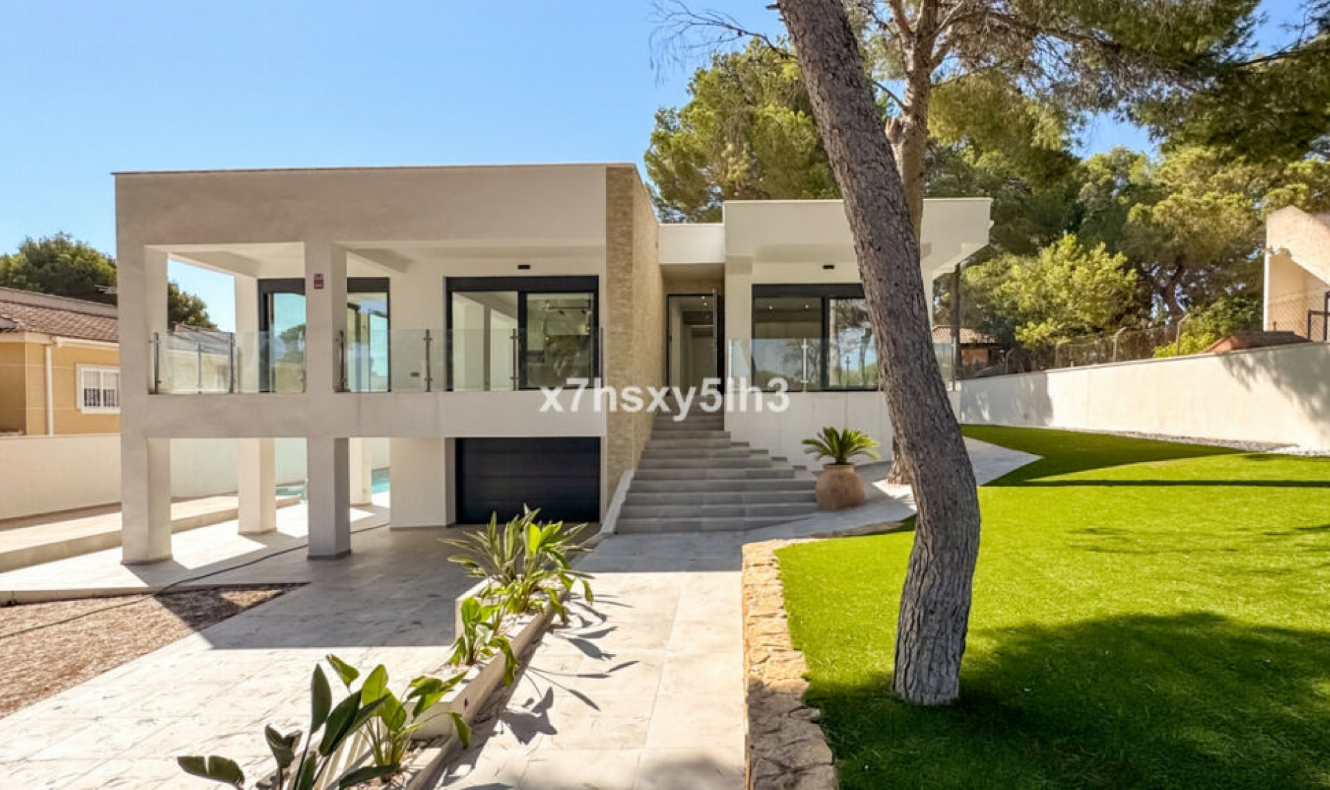 Resale - House -
Los Balcones