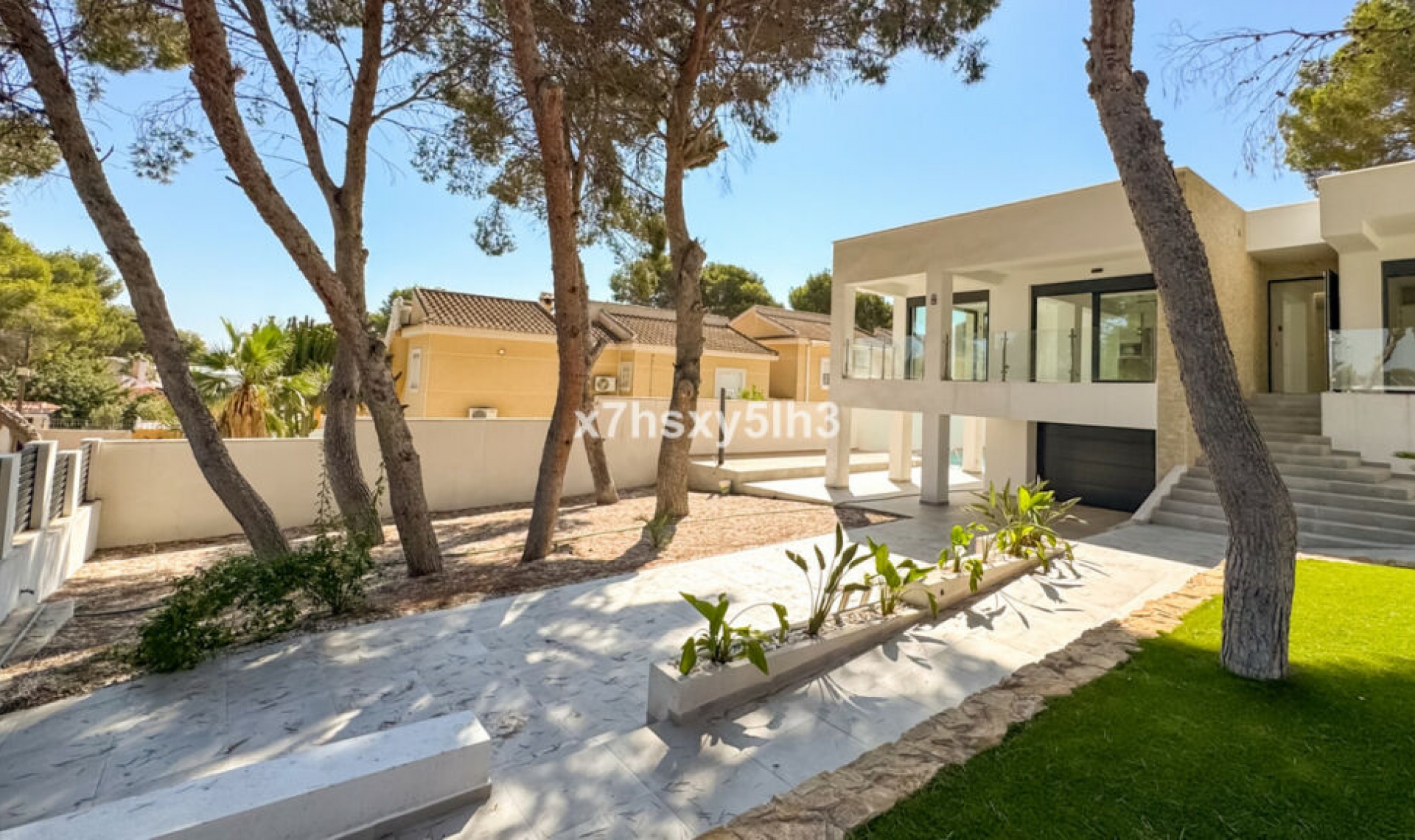 Resale - House -
Los Balcones