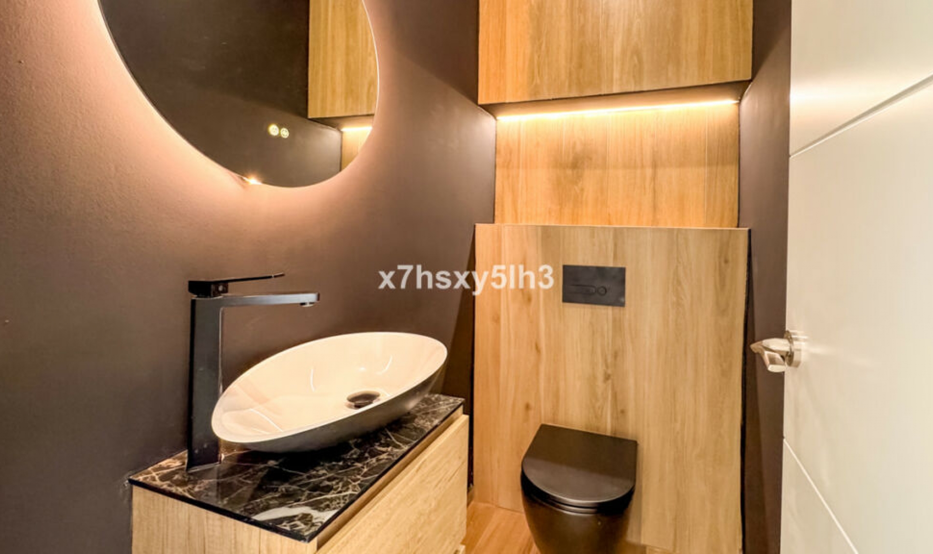 Resale - House -
Los Balcones