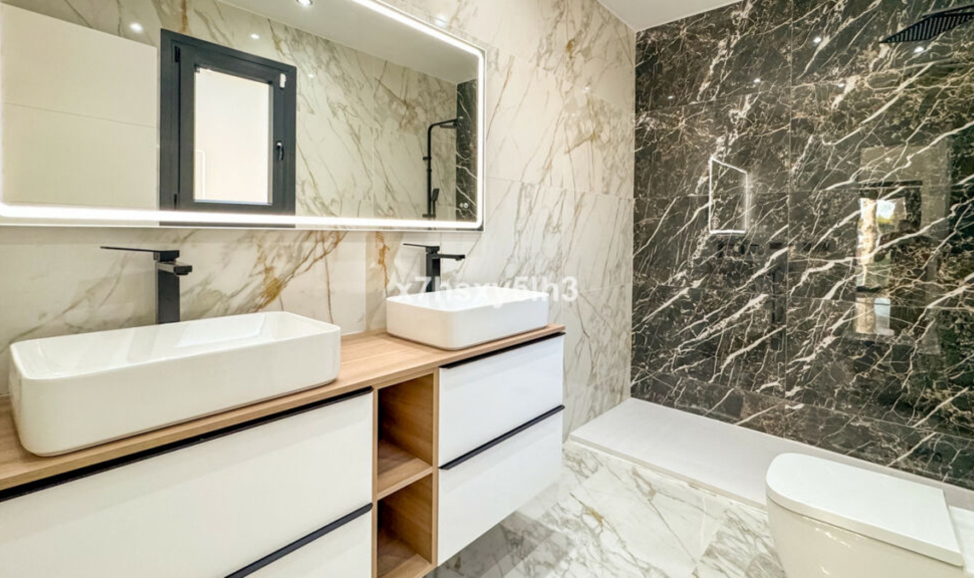 Resale - House -
Los Balcones