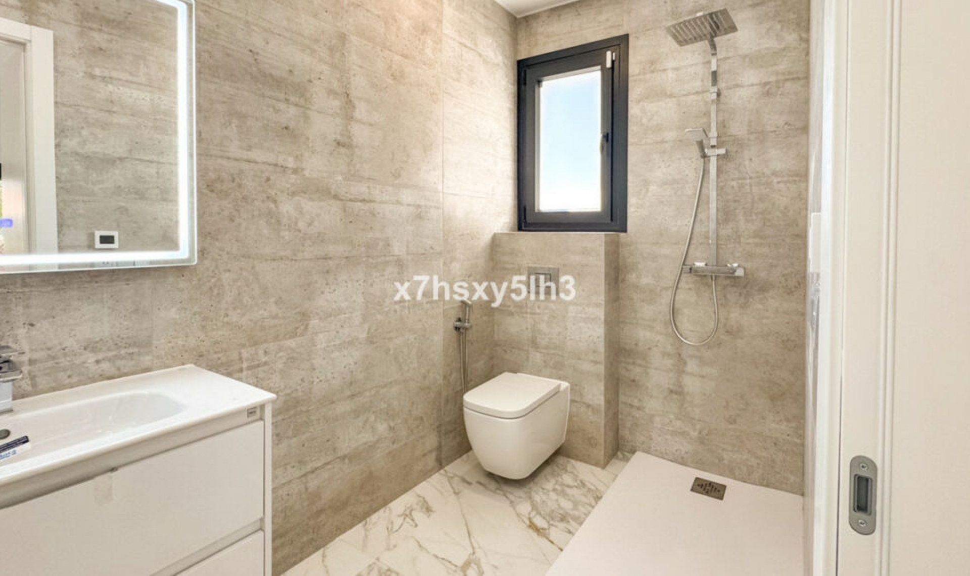 Resale - House -
Los Balcones