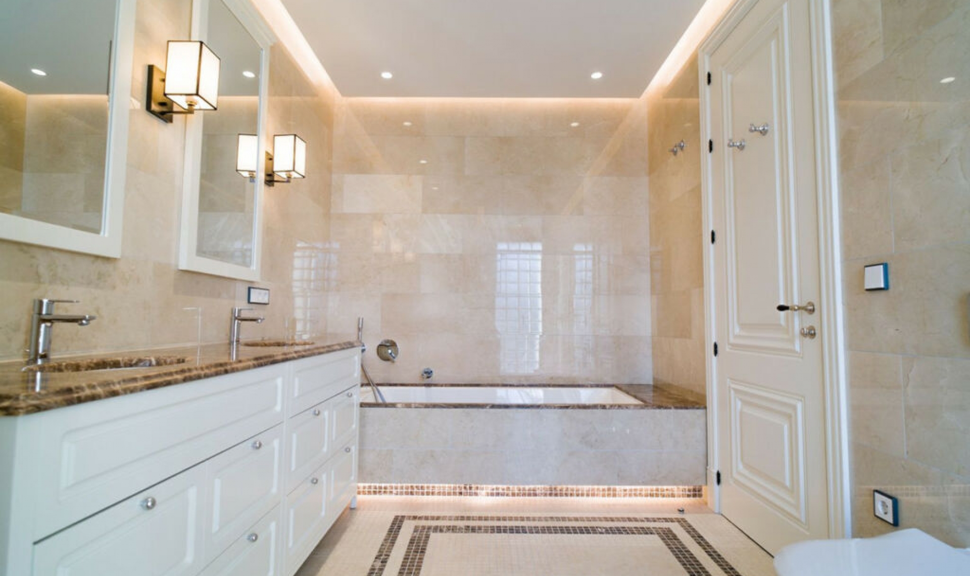 Resale - House -
Los Flamingos