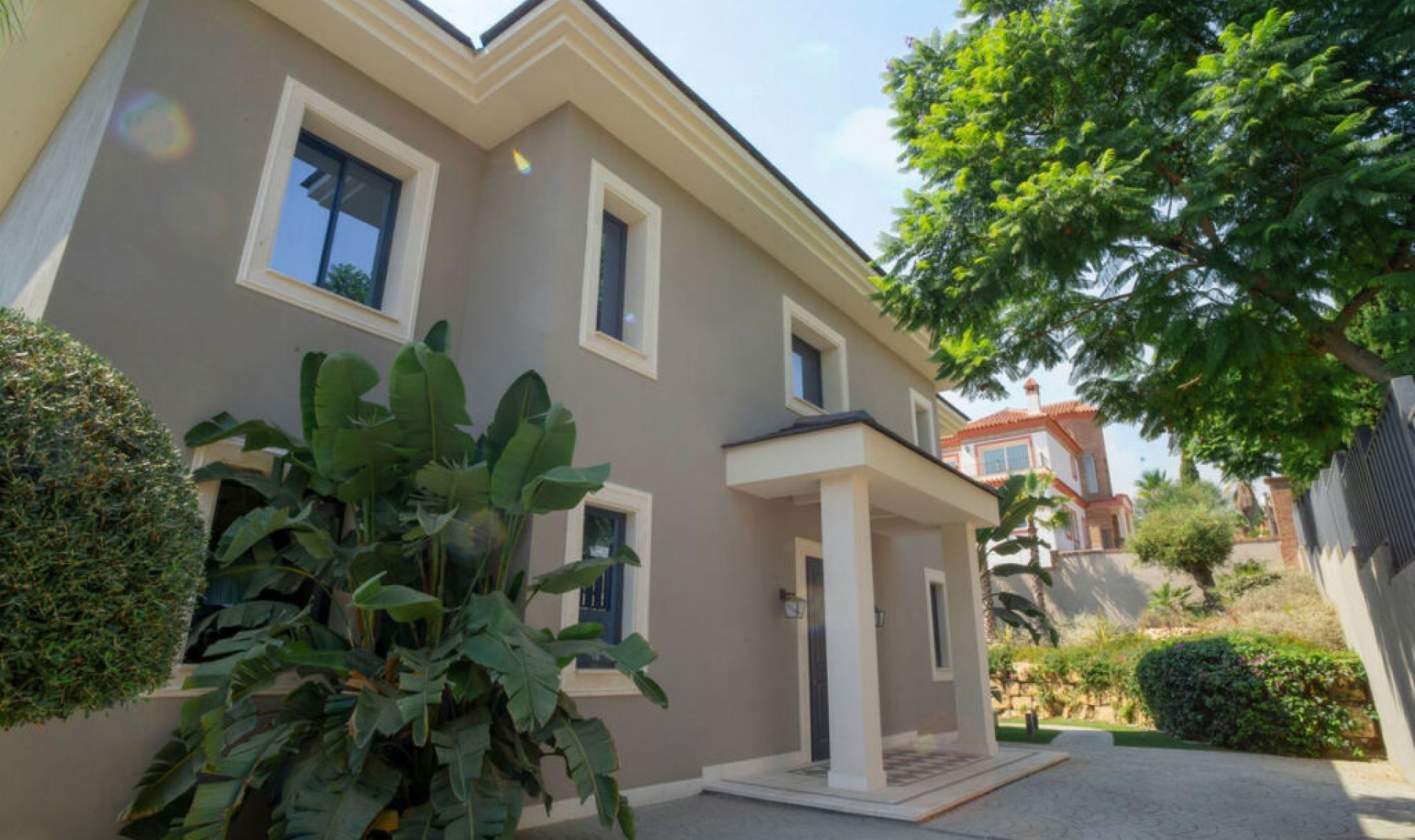 Resale - House -
Los Flamingos