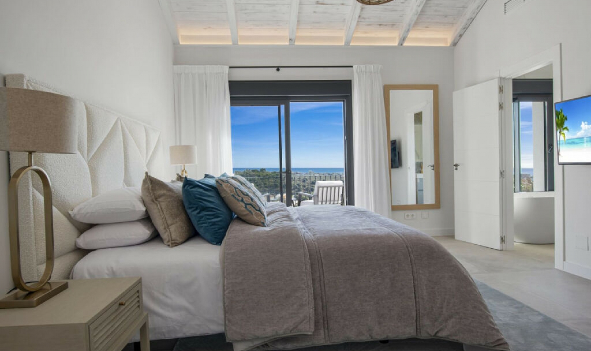 Resale - House -
Los Flamingos