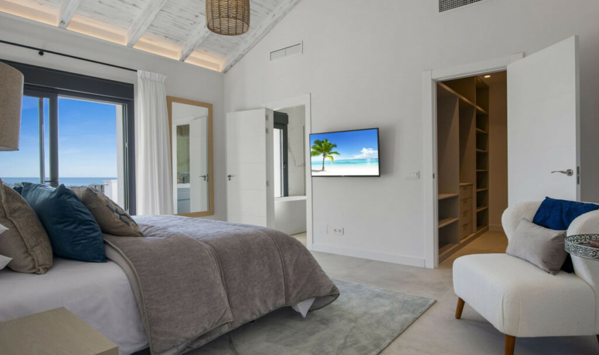 Resale - House -
Los Flamingos