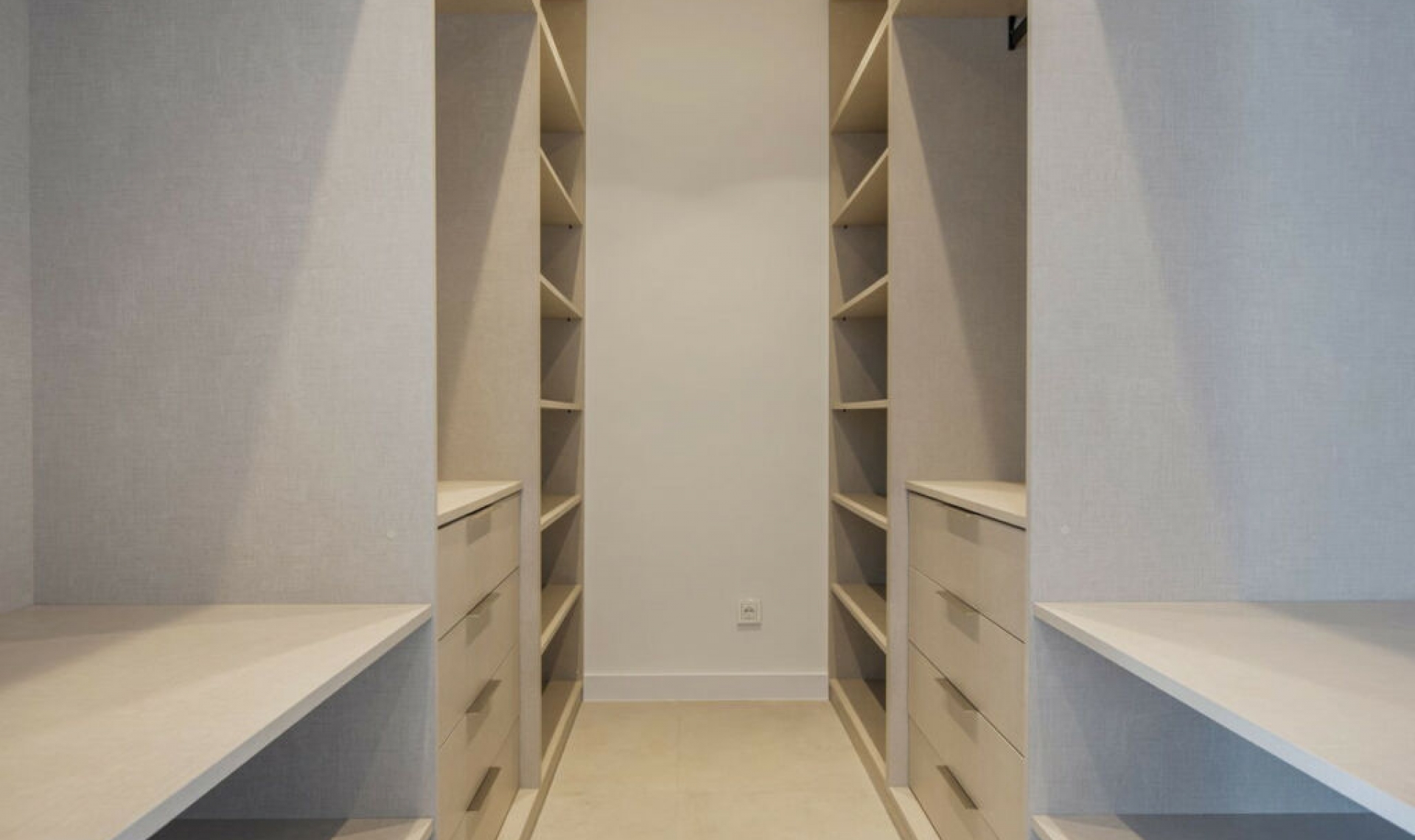 Resale - House -
Los Flamingos