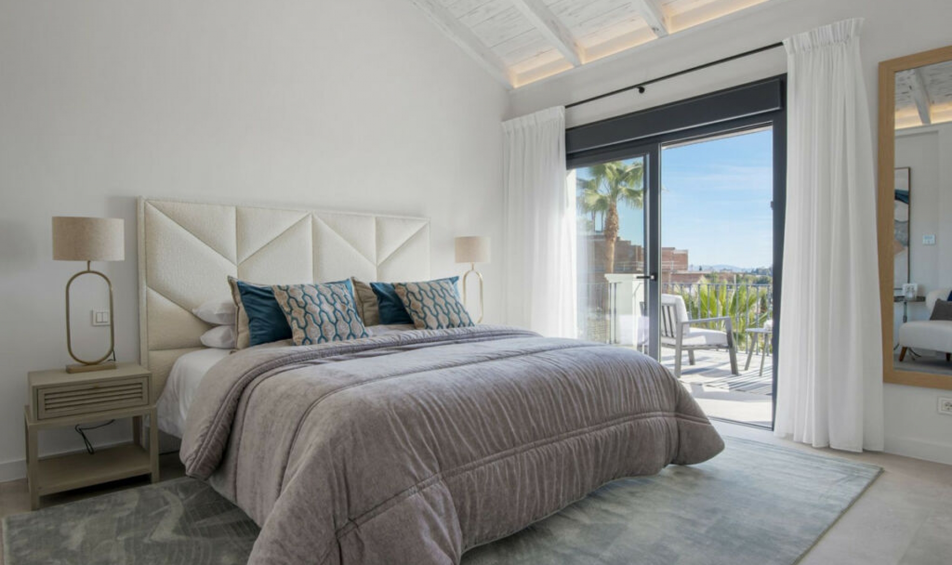 Resale - House -
Los Flamingos