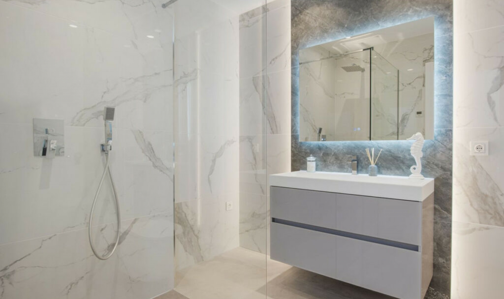 Resale - House -
Los Flamingos