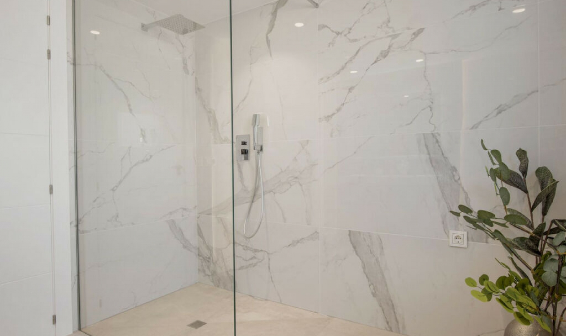 Resale - House -
Los Flamingos