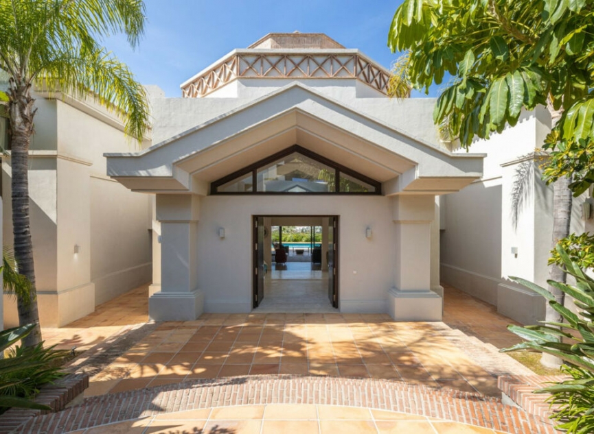 Resale - House -
Los Flamingos