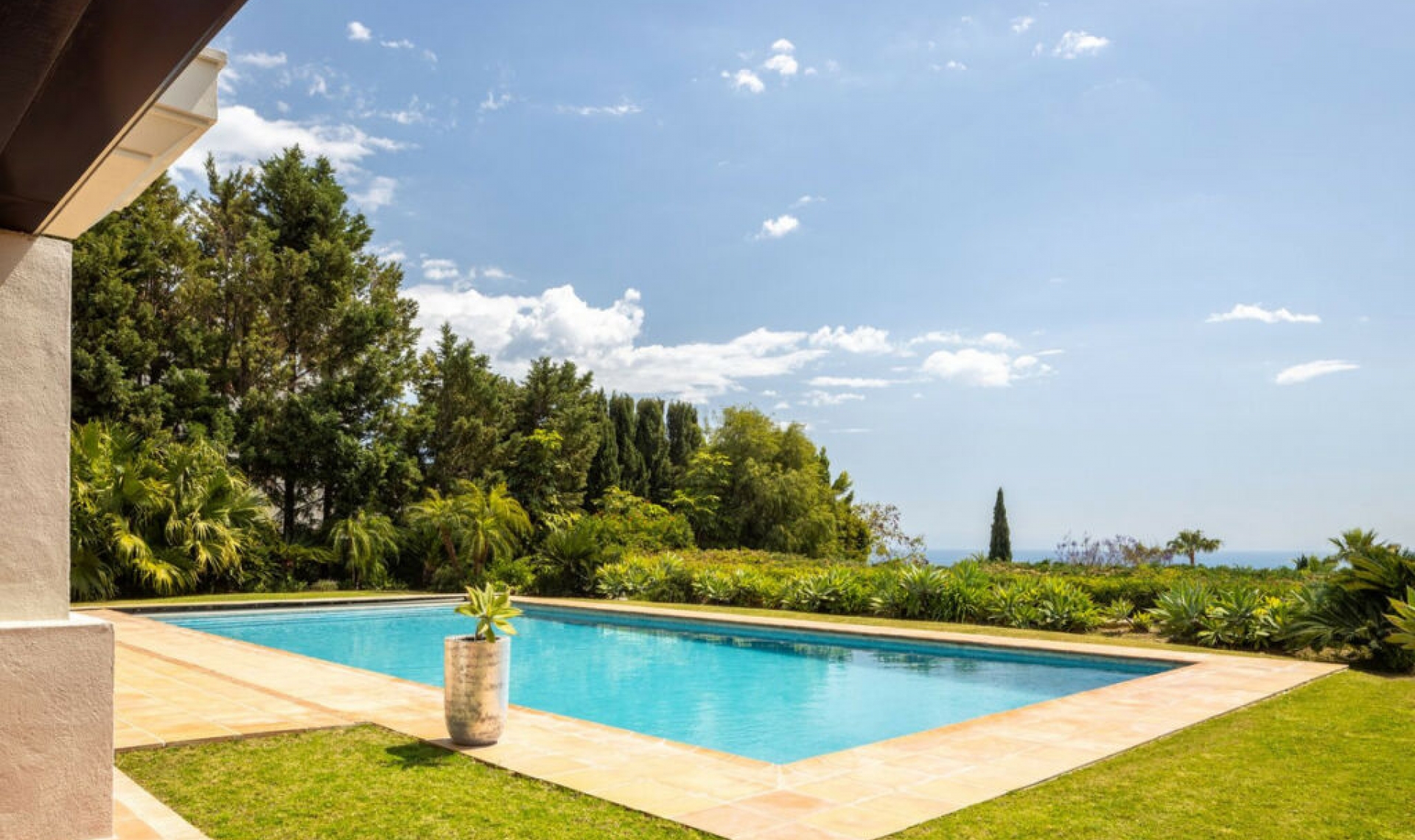 Resale - House -
Los Flamingos