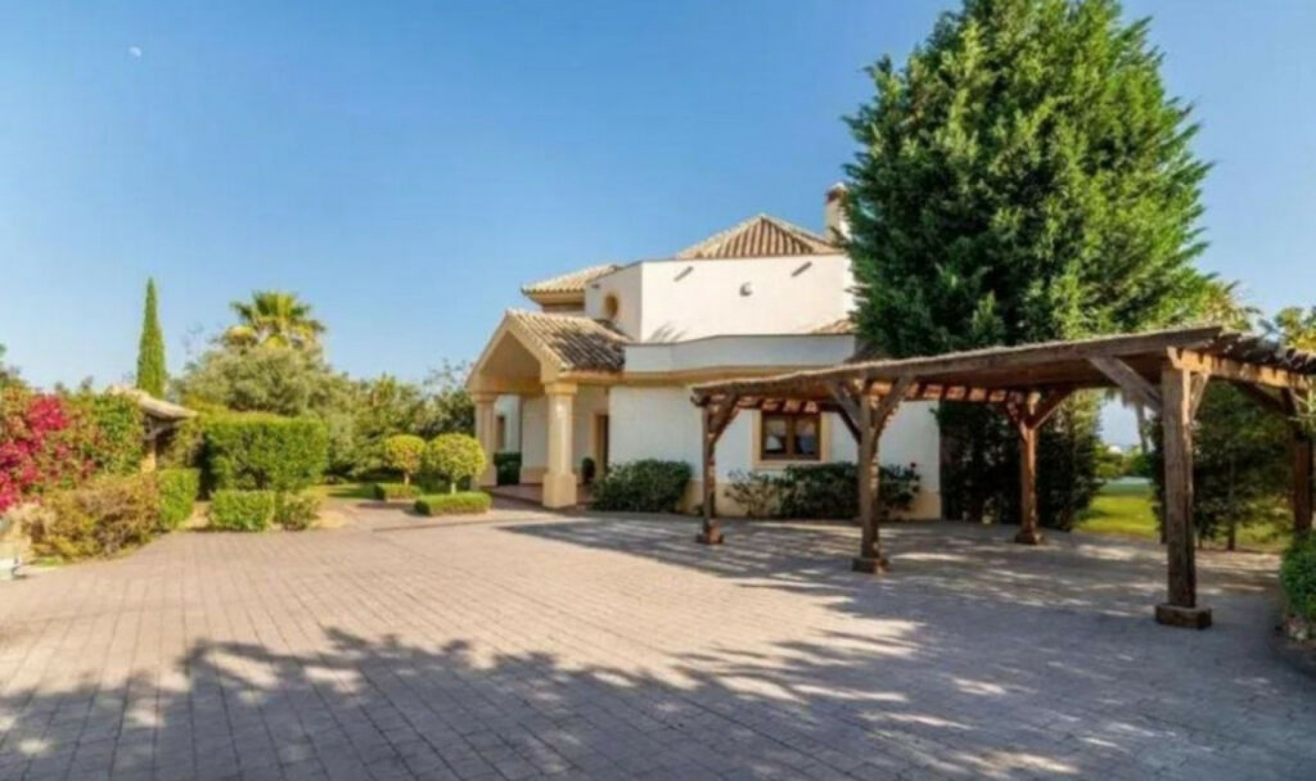 Resale - House -
Los Flamingos